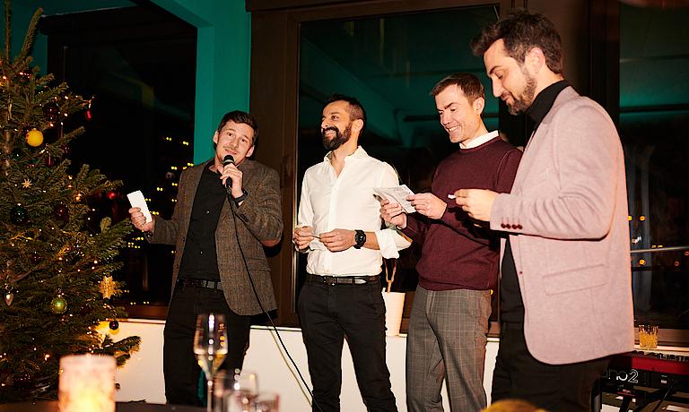 Foto: Vier der Geschäftsführer singen auf der Weihnachtsfeier